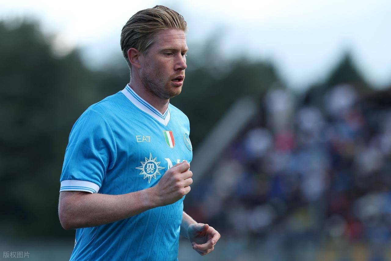 有些尴尬，巴林门将在成功扑救后不慎用脚打入乌龙且弄伤自己