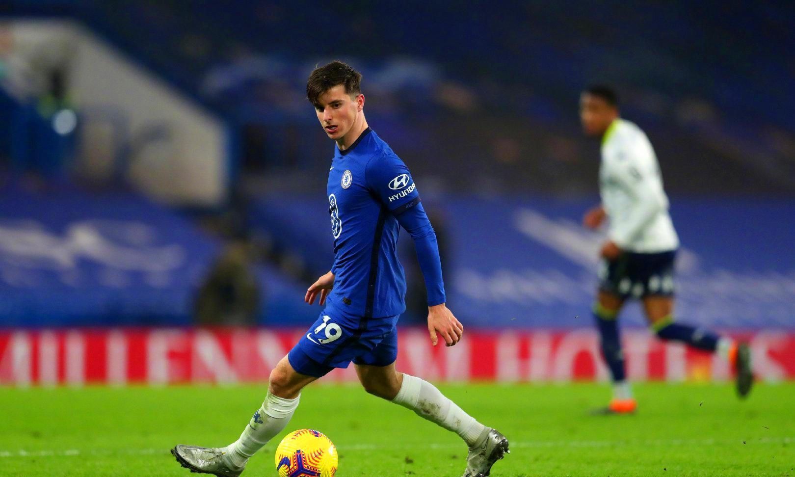 卫拉开边线